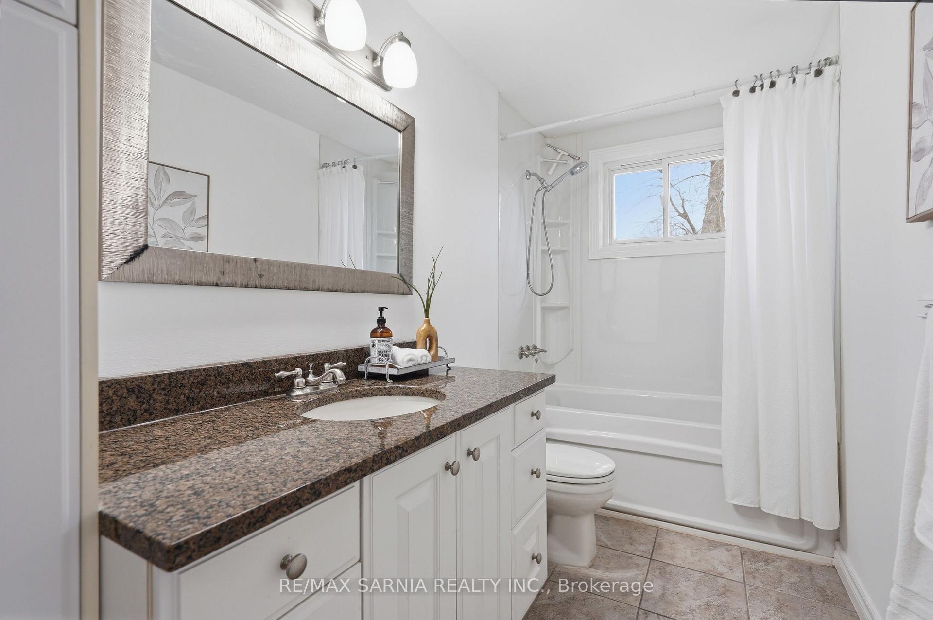 Photo 23 of 159 Estella Court, London, South O — HOMEH