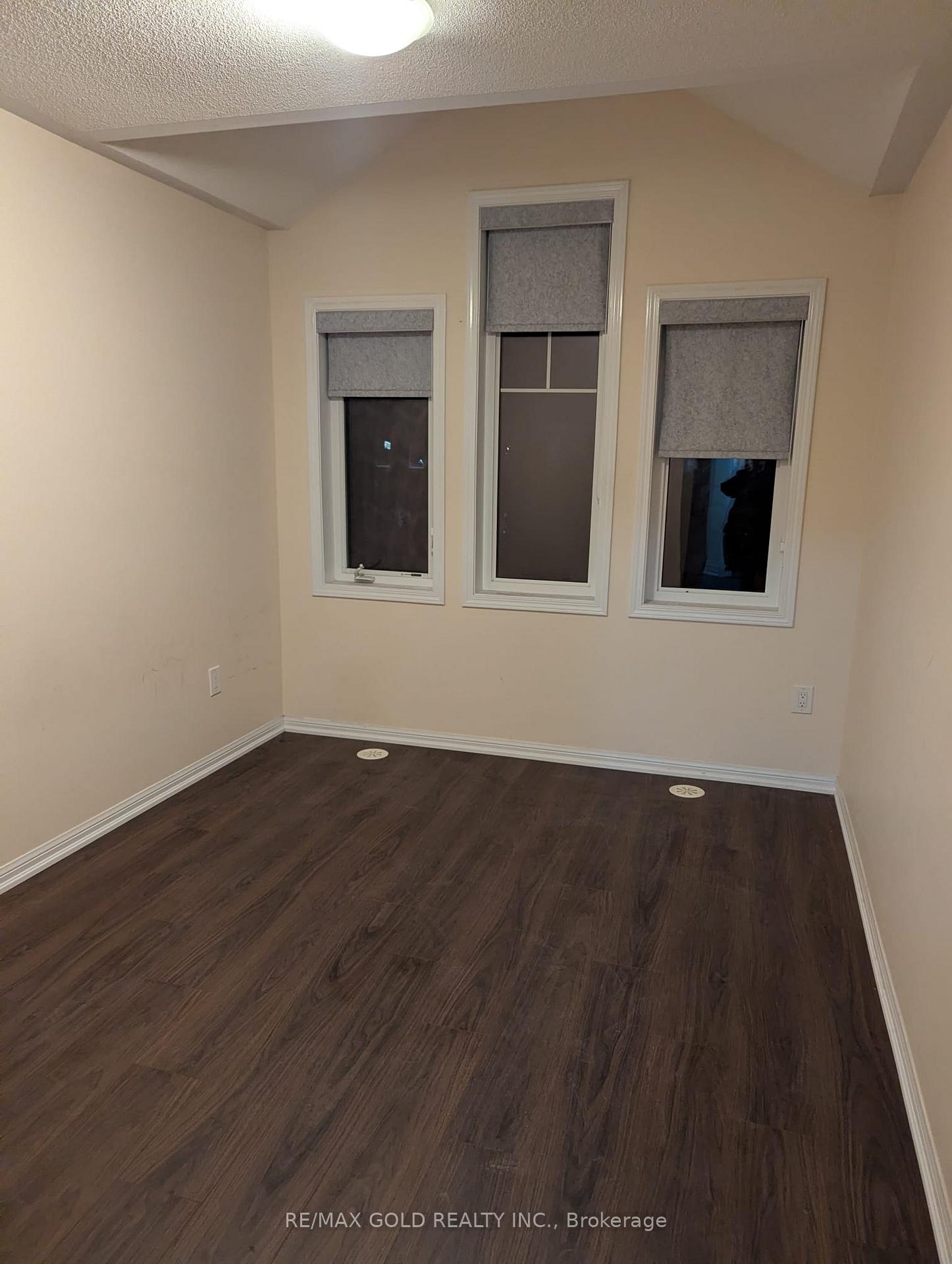 Photo 3 of 18 Arnprior Road, Brampton, Northwest Brampton — HOMEH