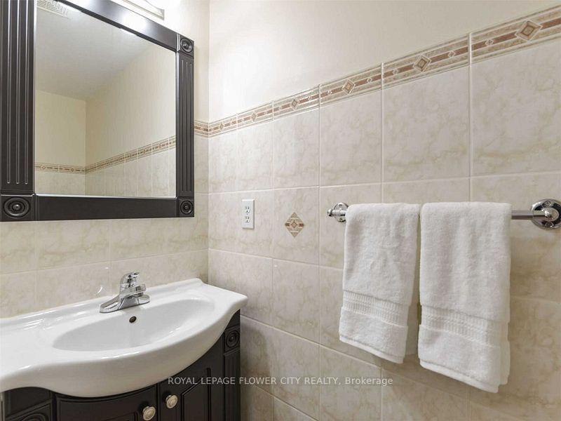 Photo 14 of 43 Garibaldi Drive, Brampton, Fletcher's Meadow — HOMEH