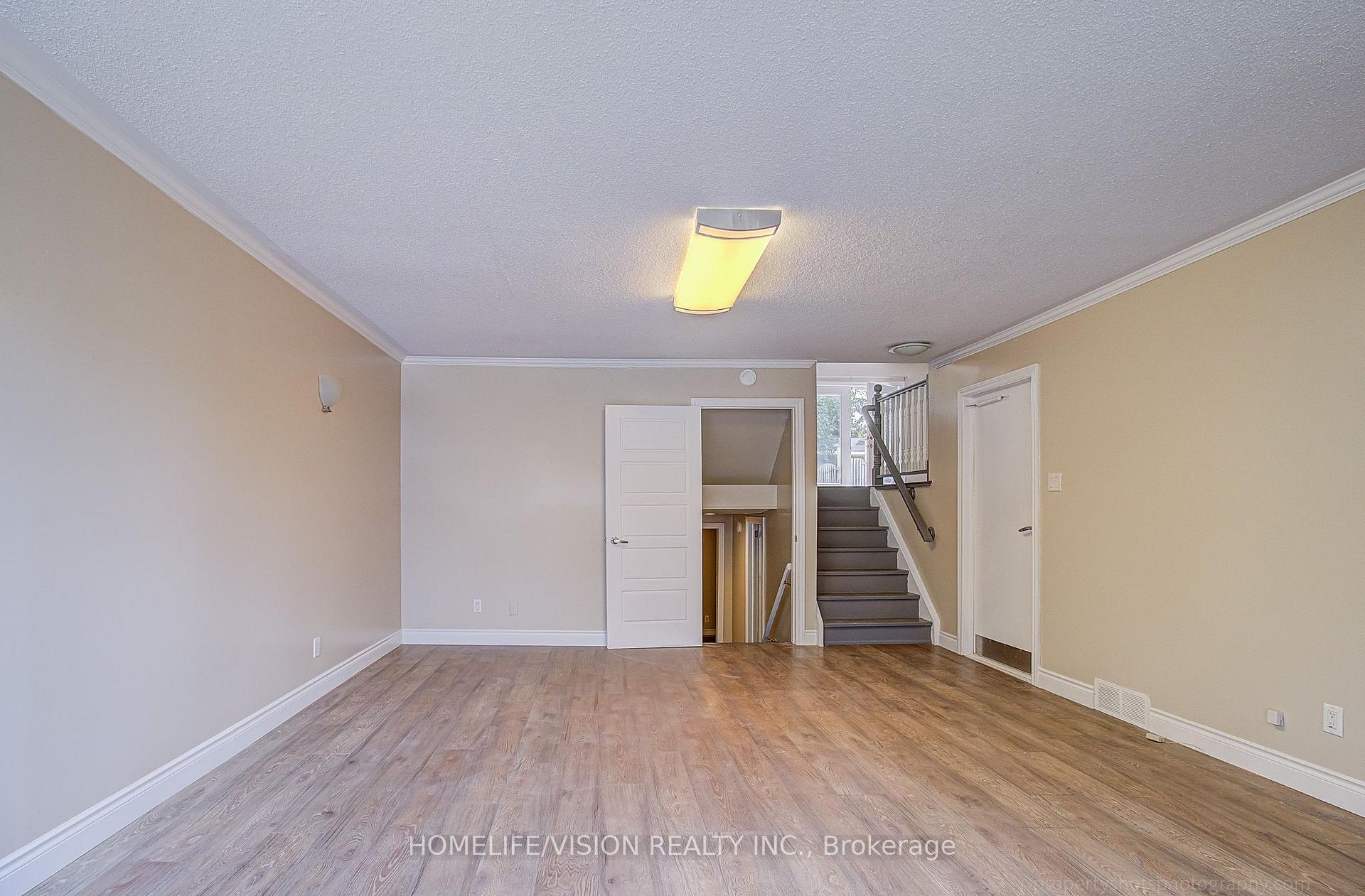 Photo 4 of 25 Radcliffe Drive, Kitchener, Country Hills West — HOMEH