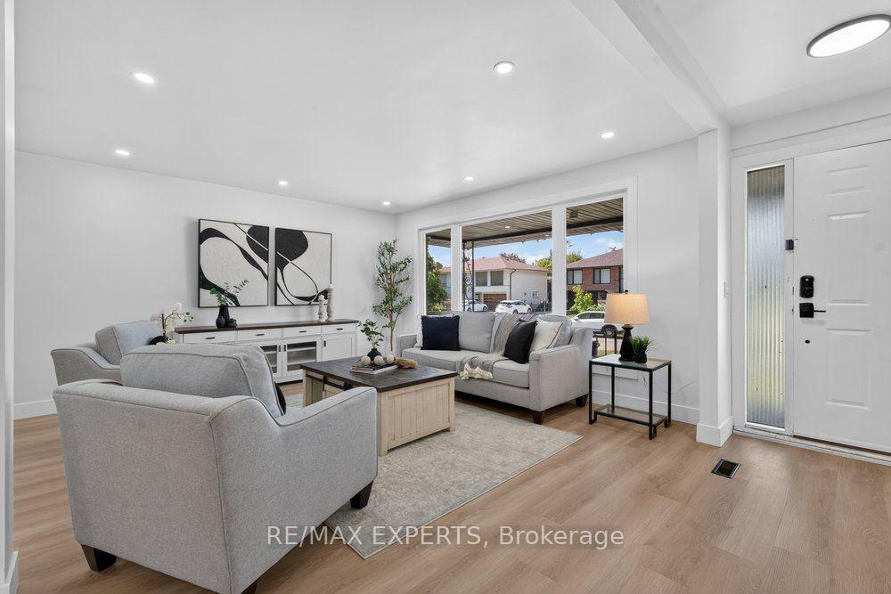 Photo 7 of 23 Collingdale Road, Etobicoke, Mount Olive-Silverstone-Jamestown — HOMEH