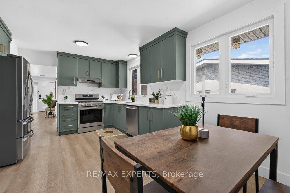 Photo 17 of 23 Collingdale Road, Etobicoke, Mount Olive-Silverstone-Jamestown — HOMEH