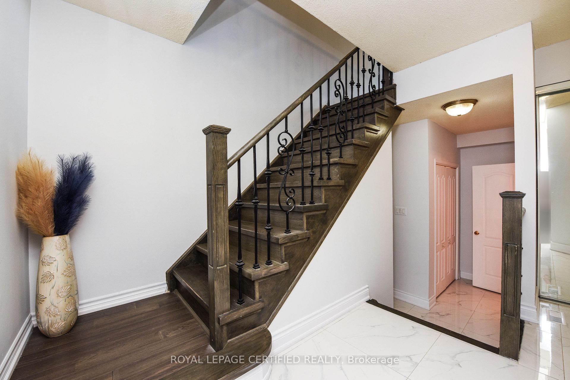 Photo 2 of 6037 Clover Ridge Crescent, Mississauga, Lisgar — HOMEH
