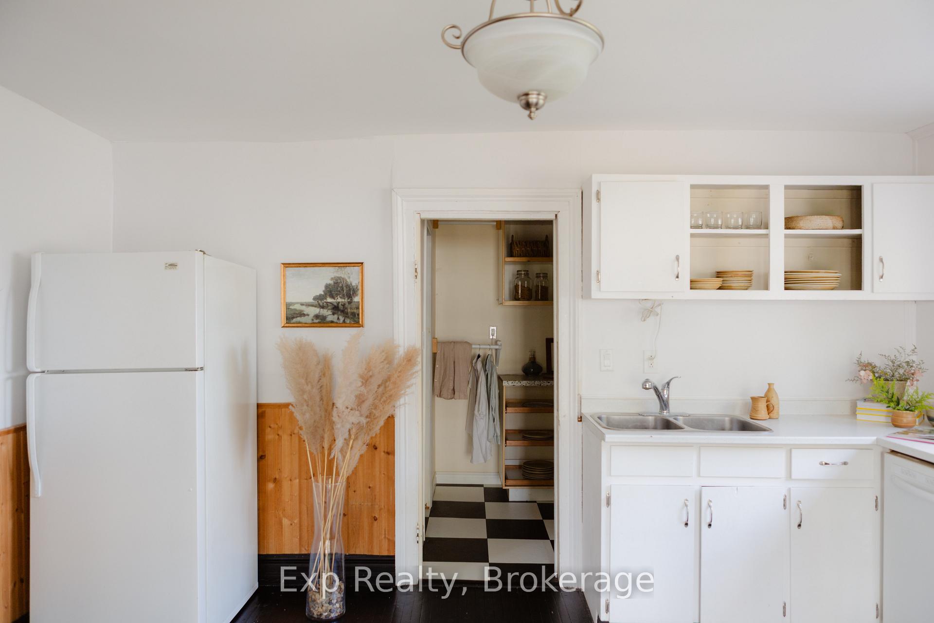 Photo 5 of 112 Front Street W, Stirling-Rawdon, Stirling Ward — HOMEH