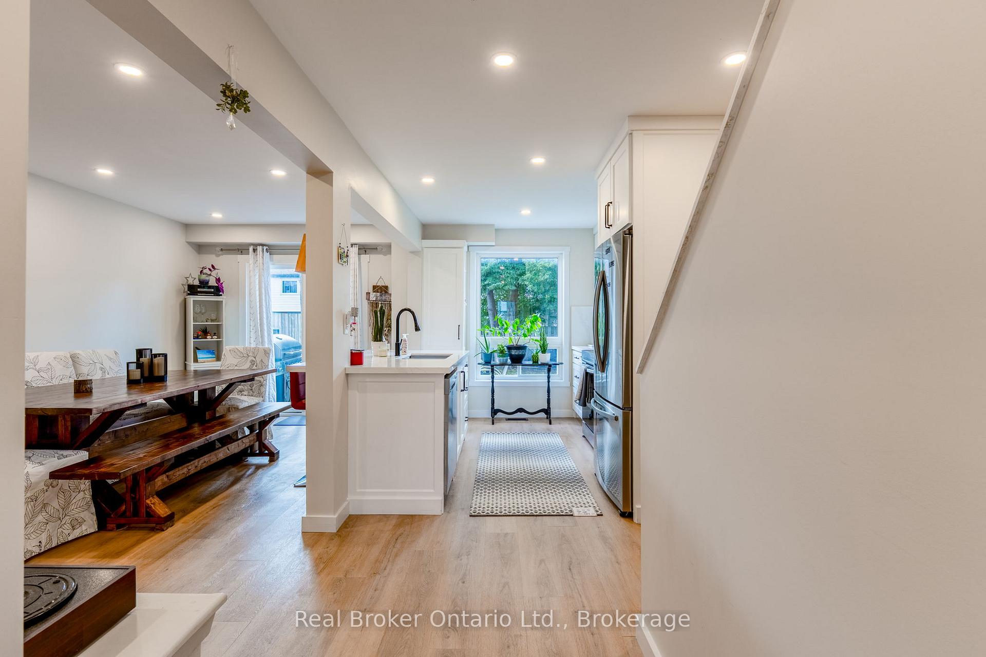 Photo 4 of 38 Christie Crescent, Barrie, Letitia Heights — HOMEH