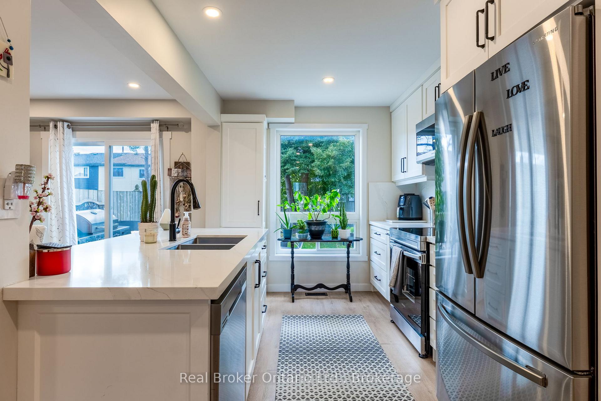 Photo 5 of 38 Christie Crescent, Barrie, Letitia Heights — HOMEH