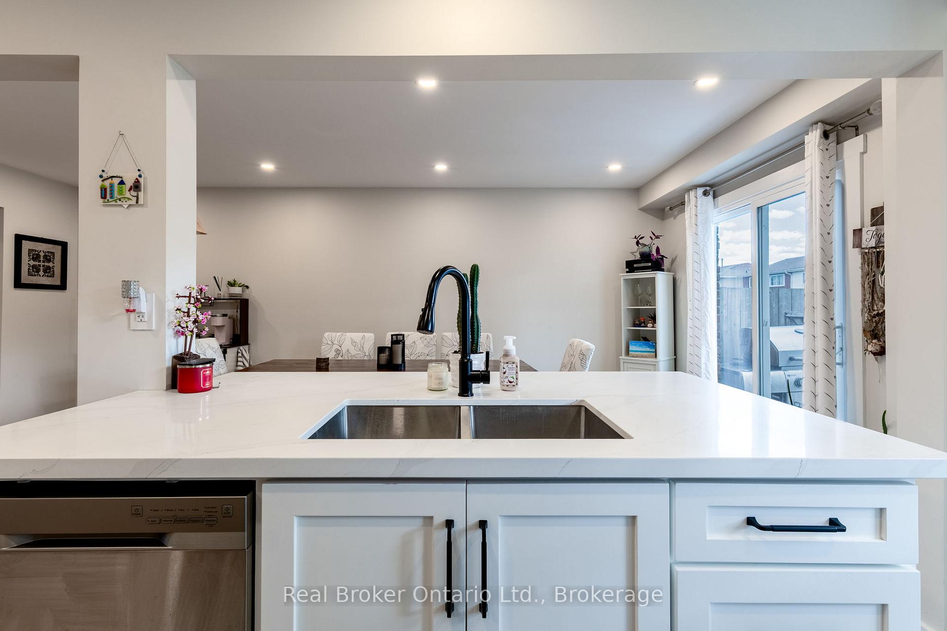 Photo 6 of 38 Christie Crescent, Barrie, Letitia Heights — HOMEH
