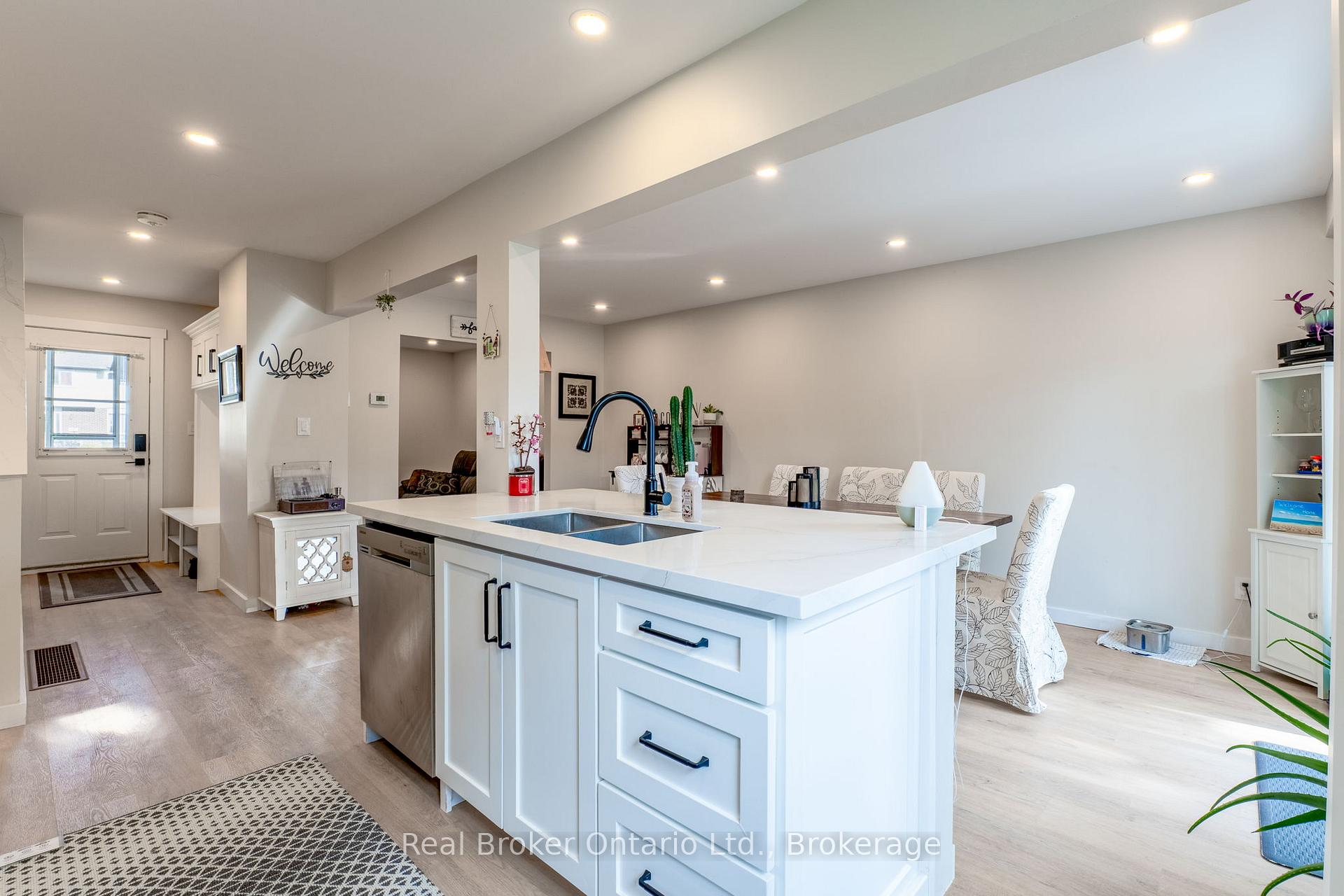 Photo 7 of 38 Christie Crescent, Barrie, Letitia Heights — HOMEH