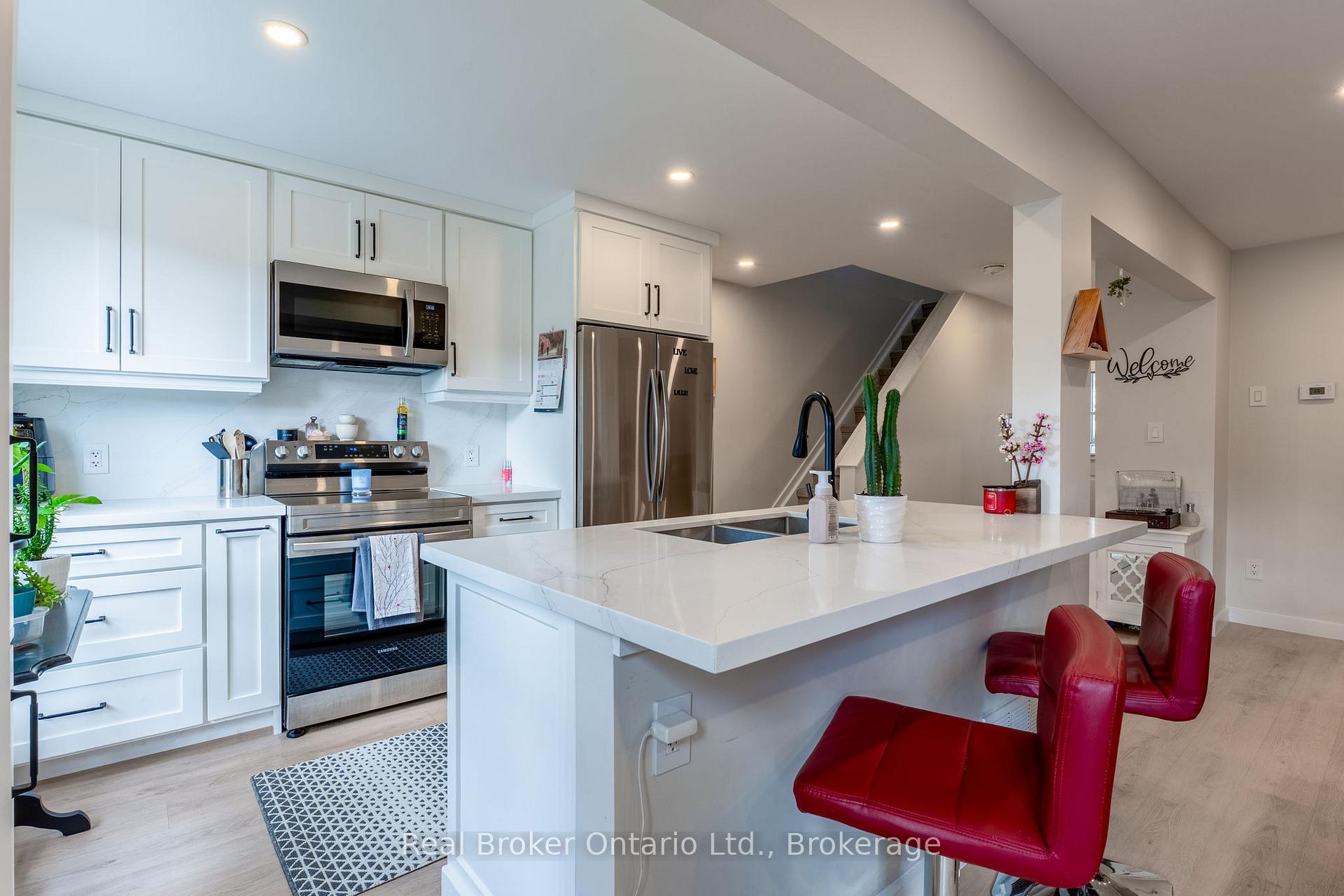 Photo 8 of 38 Christie Crescent, Barrie, Letitia Heights — HOMEH