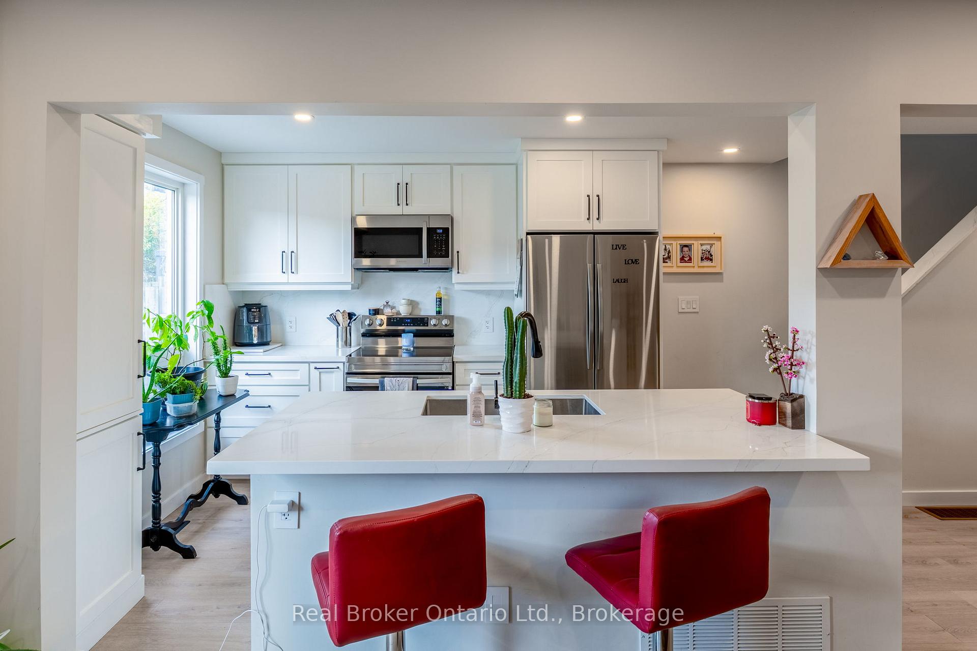 Photo 9 of 38 Christie Crescent, Barrie, Letitia Heights — HOMEH