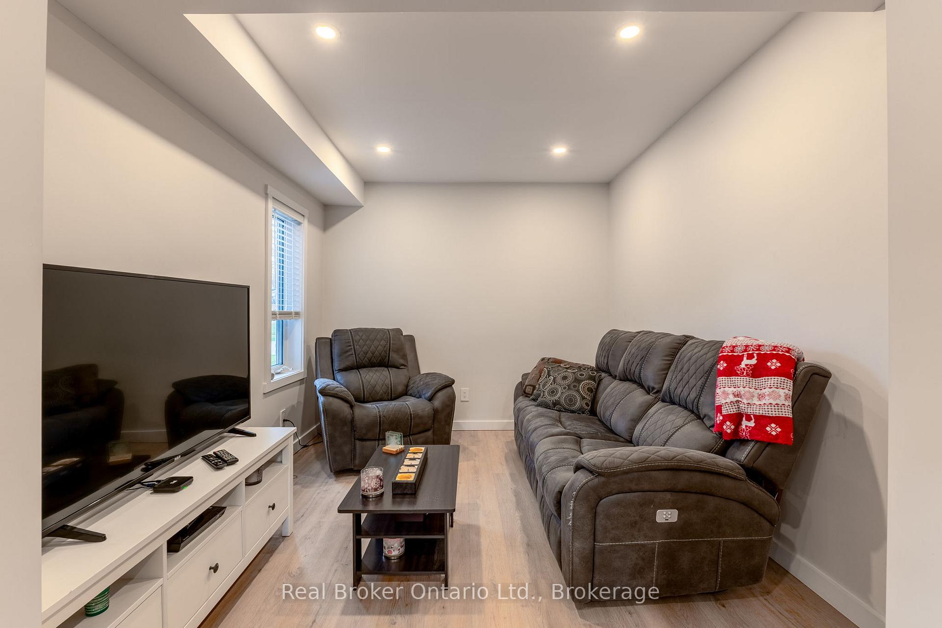 Photo 11 of 38 Christie Crescent, Barrie, Letitia Heights — HOMEH