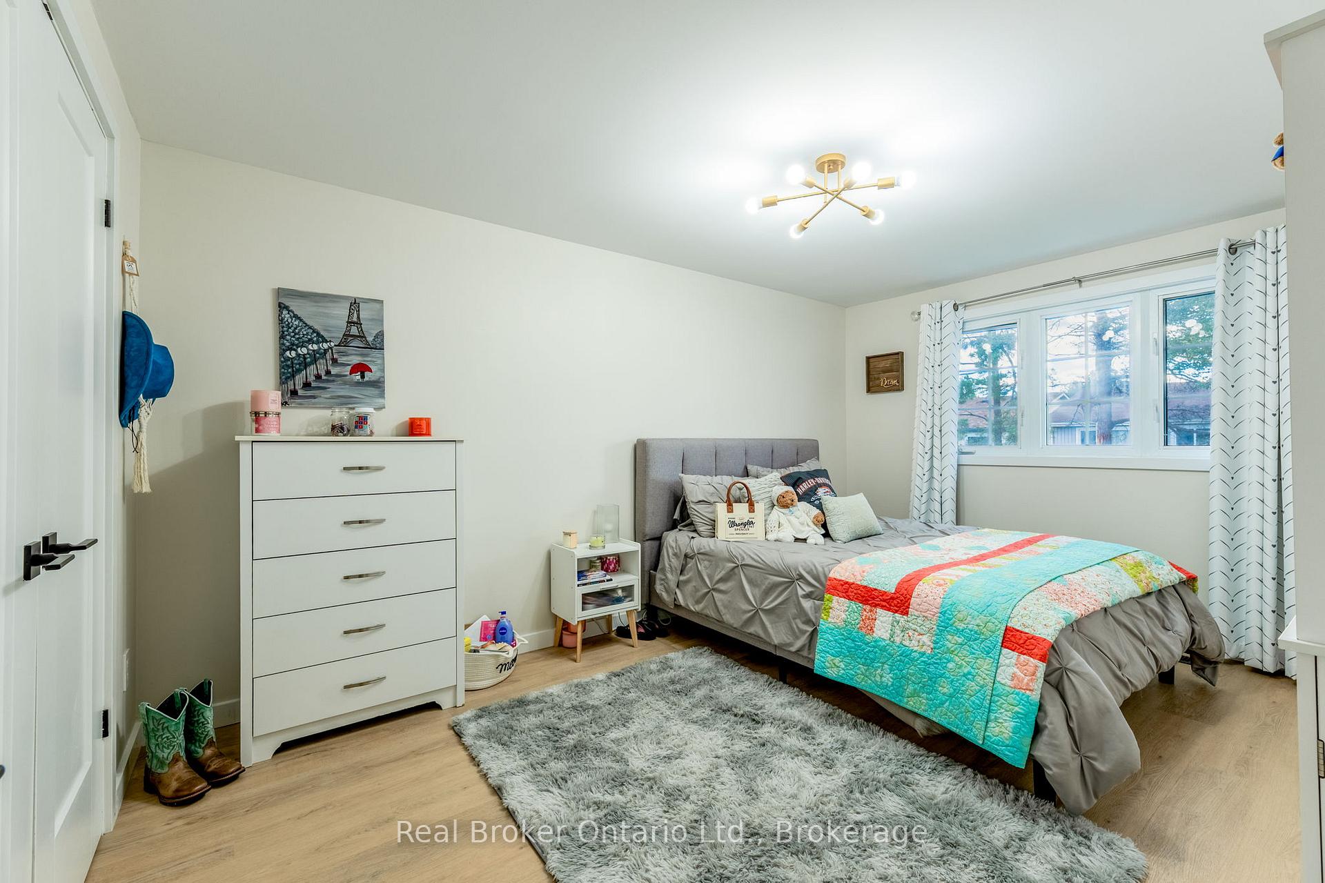 Photo 12 of 38 Christie Crescent, Barrie, Letitia Heights — HOMEH