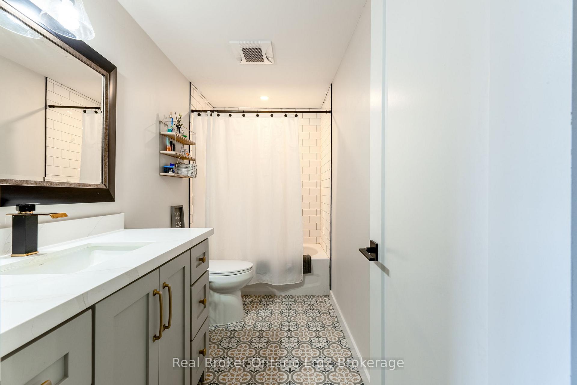 Photo 15 of 38 Christie Crescent, Barrie, Letitia Heights — HOMEH