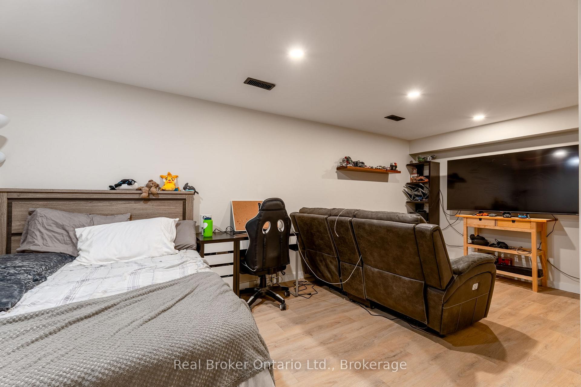 Photo 16 of 38 Christie Crescent, Barrie, Letitia Heights — HOMEH