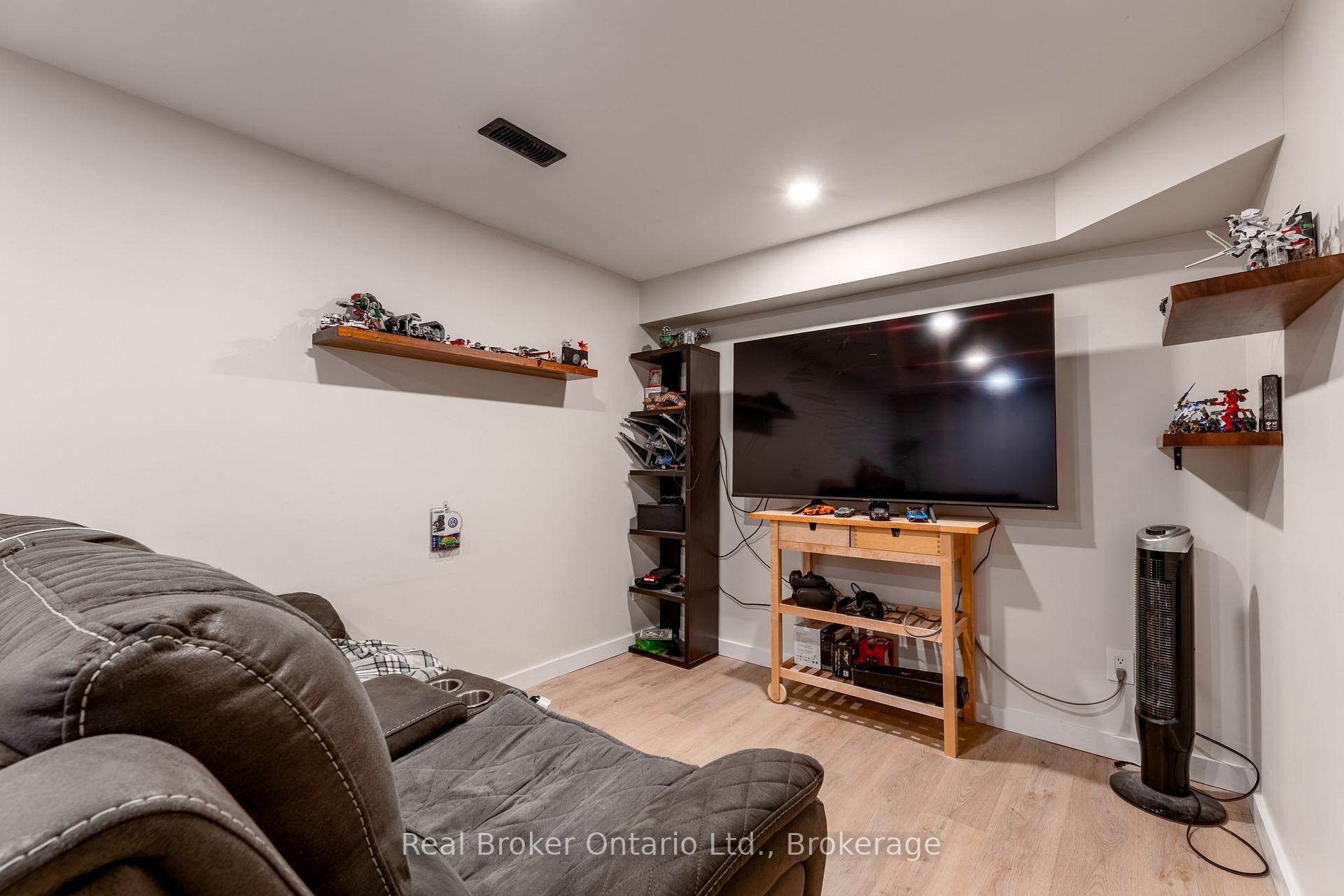 Photo 17 of 38 Christie Crescent, Barrie, Letitia Heights — HOMEH