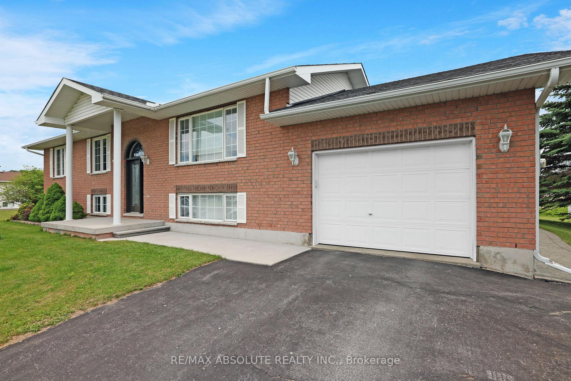 Photo 2 of 14 Riley Crescent, McNab/Braeside, Mcnab/Braeside Twps — HOMEH