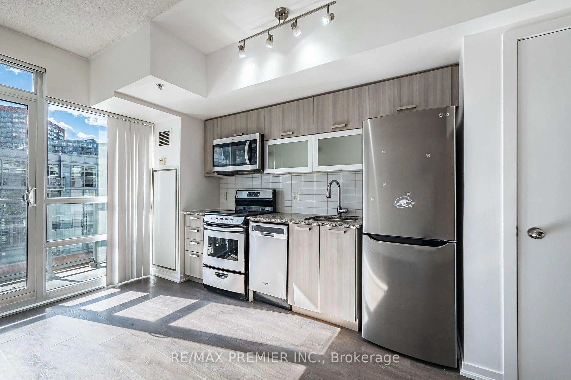 Photo 11 of Unit 808, 68 Abell Street, Toronto, Little Portugal — HOMEH