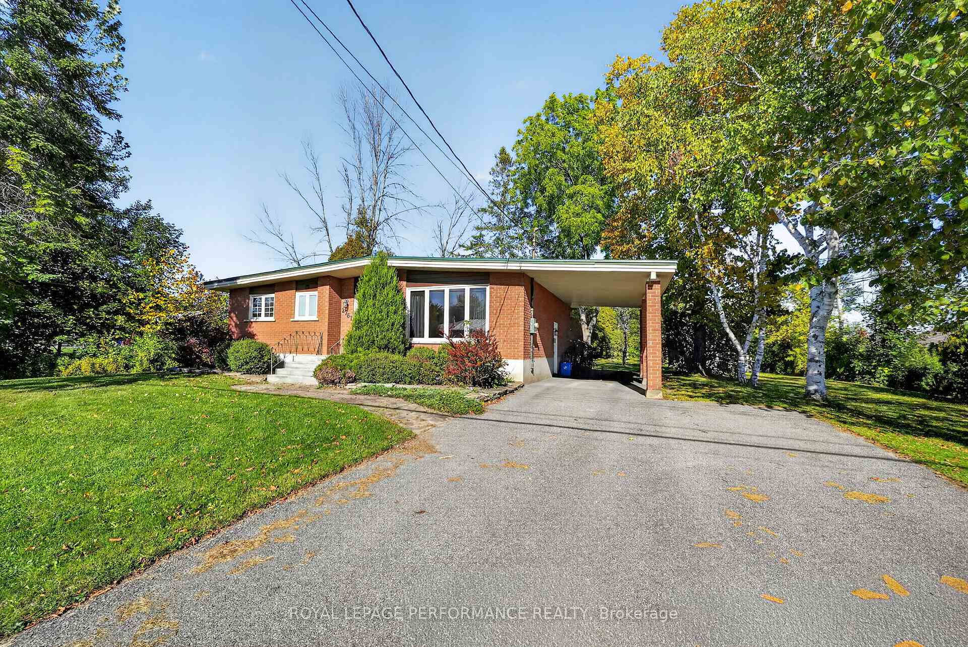 Photo 5 of 2761 Ross Avenue, Cornwall, Cornwall — HOMEH