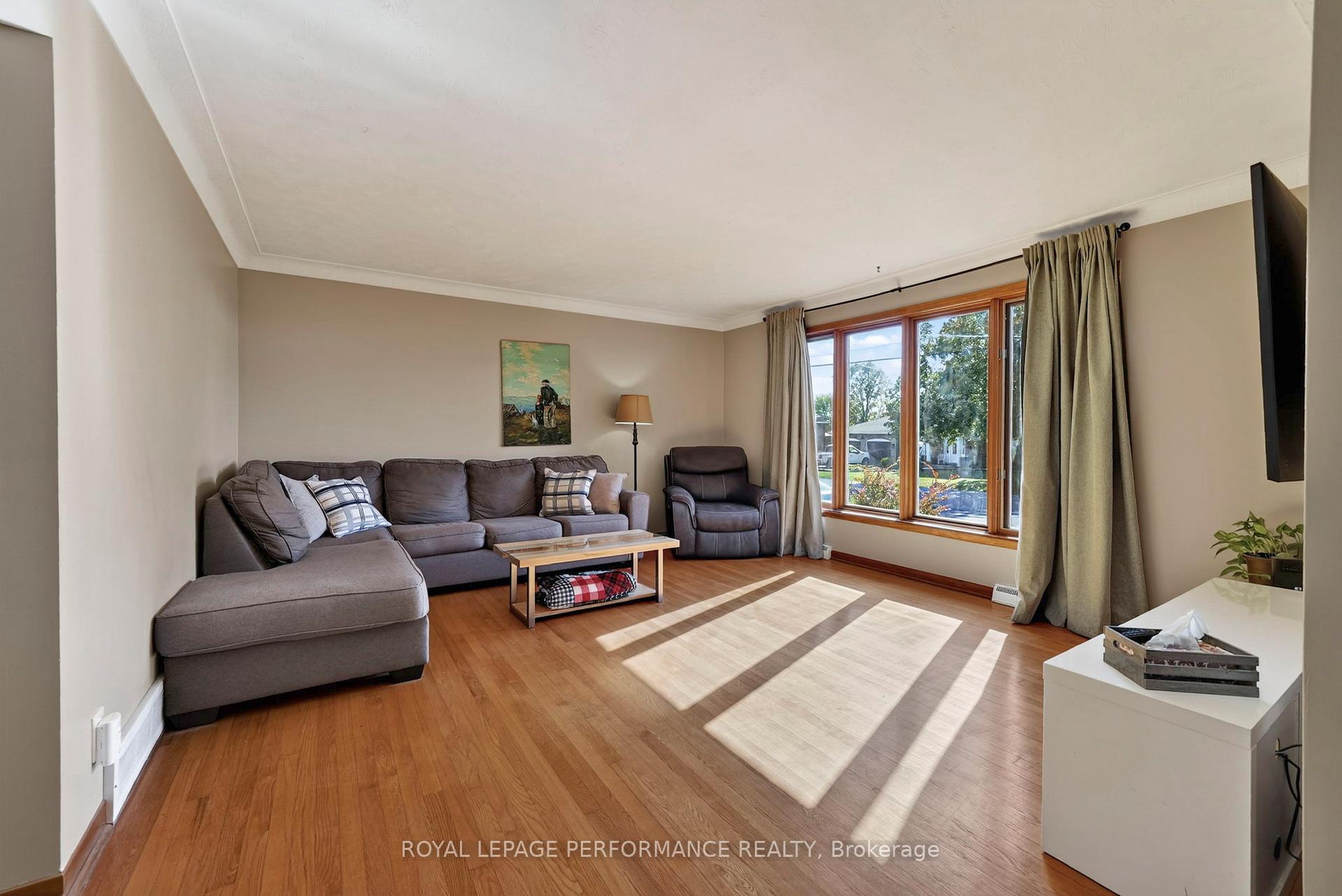 Photo 13 of 2761 Ross Avenue, Cornwall, Cornwall — HOMEH