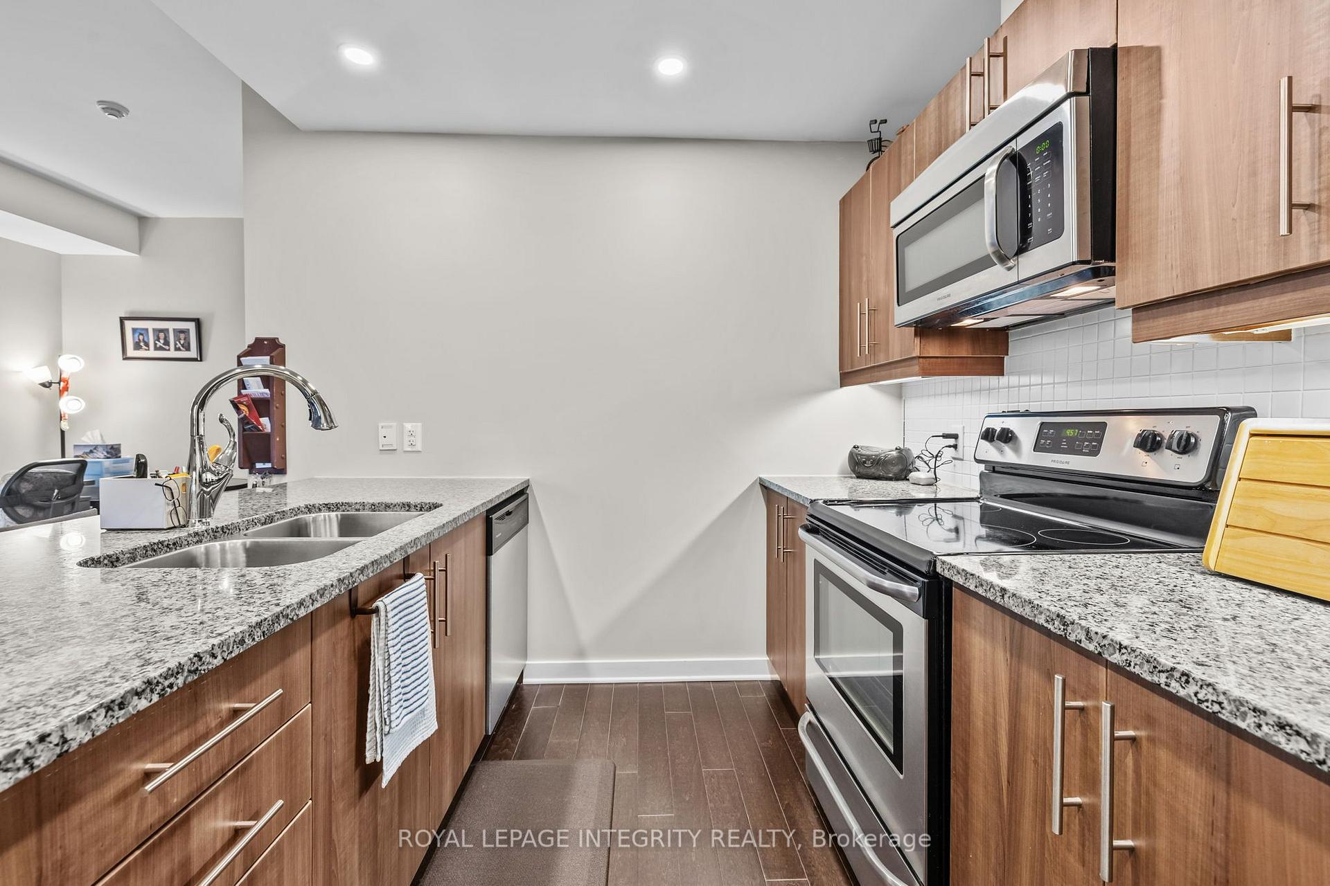 Photo 15 of Unit 309, 310 Centrum Boulevard, Ottawa, Bilberry Creek/Queenswood Heights — HOMEH