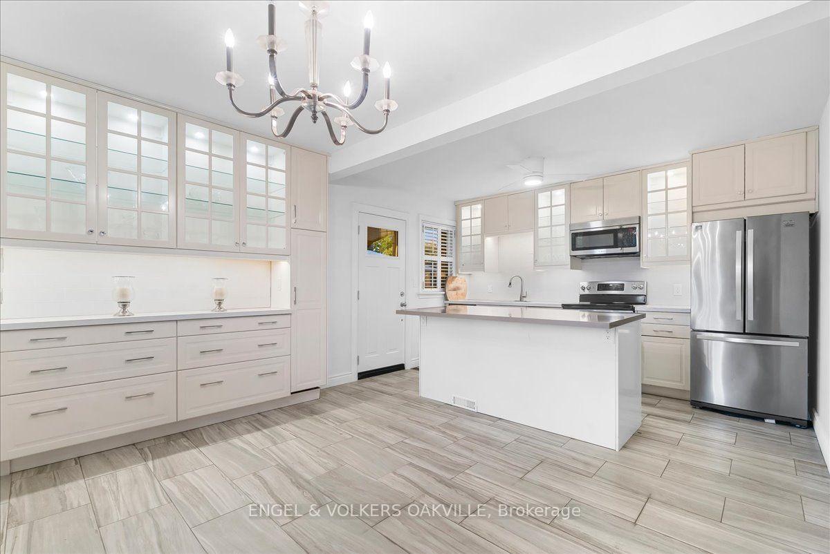 Photo 7 of 351 Renforth Drive, Etobicoke, Etobicoke West Mall — HOMEH