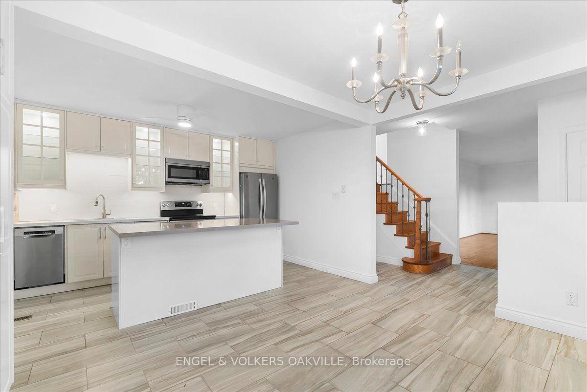 Photo 8 of 351 Renforth Drive, Etobicoke, Etobicoke West Mall — HOMEH