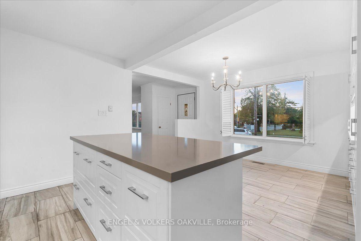 Photo 10 of 351 Renforth Drive, Etobicoke, Etobicoke West Mall — HOMEH