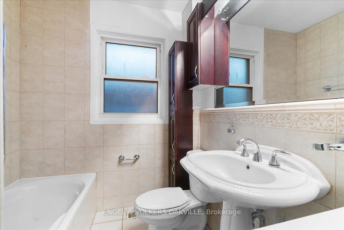 Photo 18 of 351 Renforth Drive, Etobicoke, Etobicoke West Mall — HOMEH
