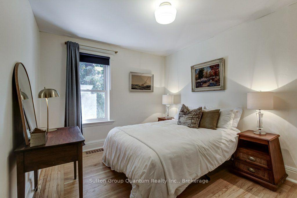 Photo 24 of 43 Rosslyn Avenue S, Hamilton, Delta — HOMEH