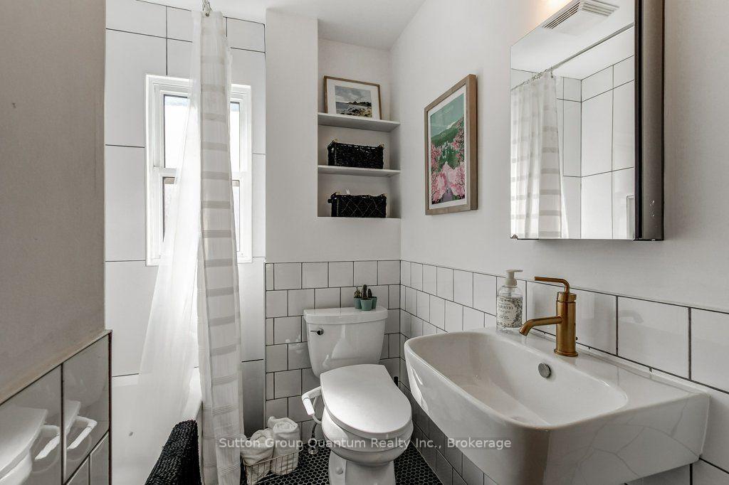Photo 33 of 43 Rosslyn Avenue S, Hamilton, Delta — HOMEH