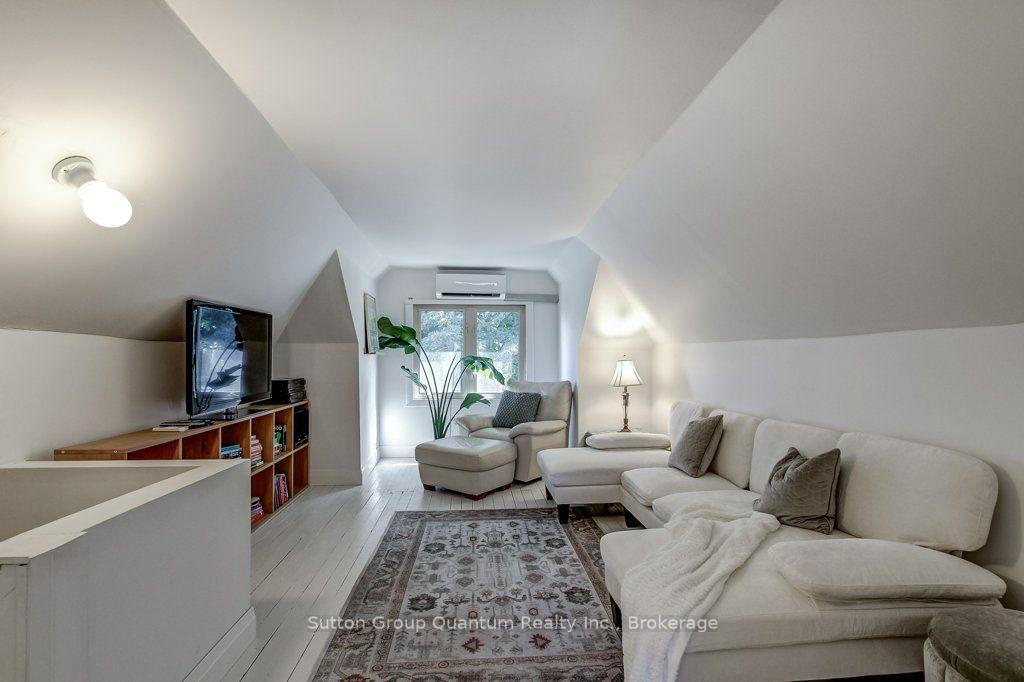 Photo 36 of 43 Rosslyn Avenue S, Hamilton, Delta — HOMEH