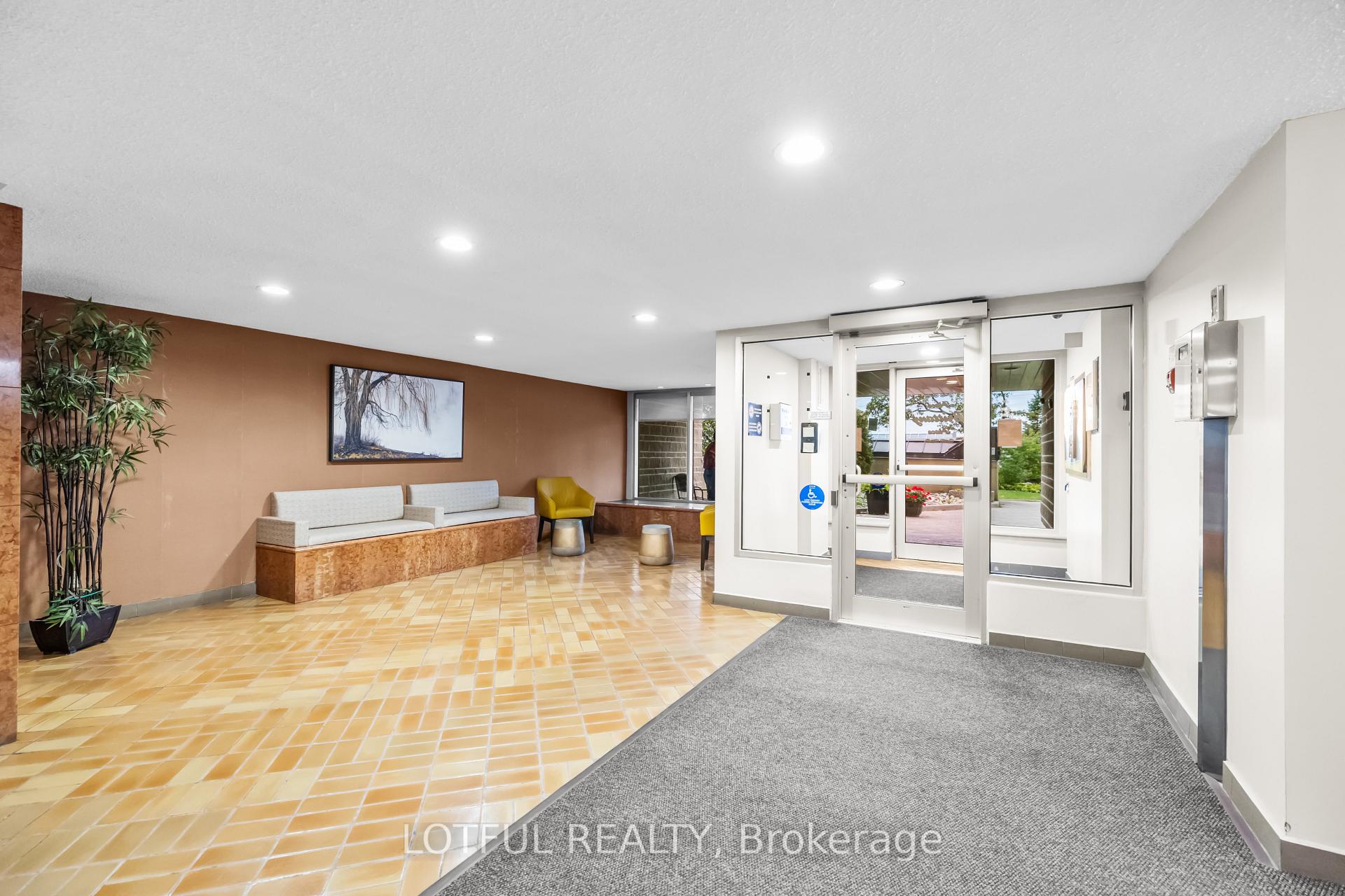Photo 2 of Unit 104, 555 Brittany Drive, Ottawa, Viscount Alexander Park — HOMEH