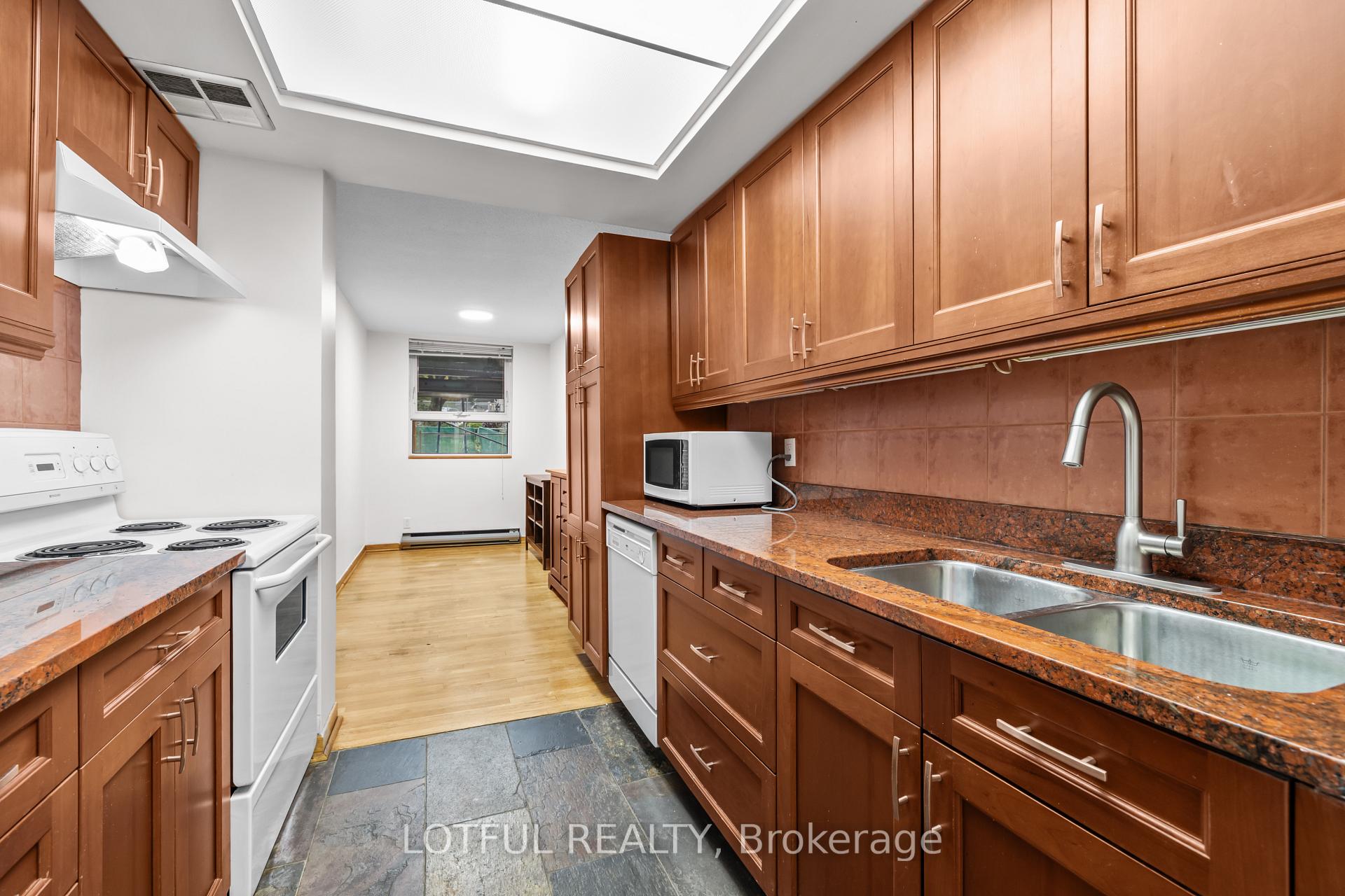Photo 11 of Unit 104, 555 Brittany Drive, Ottawa, Viscount Alexander Park — HOMEH