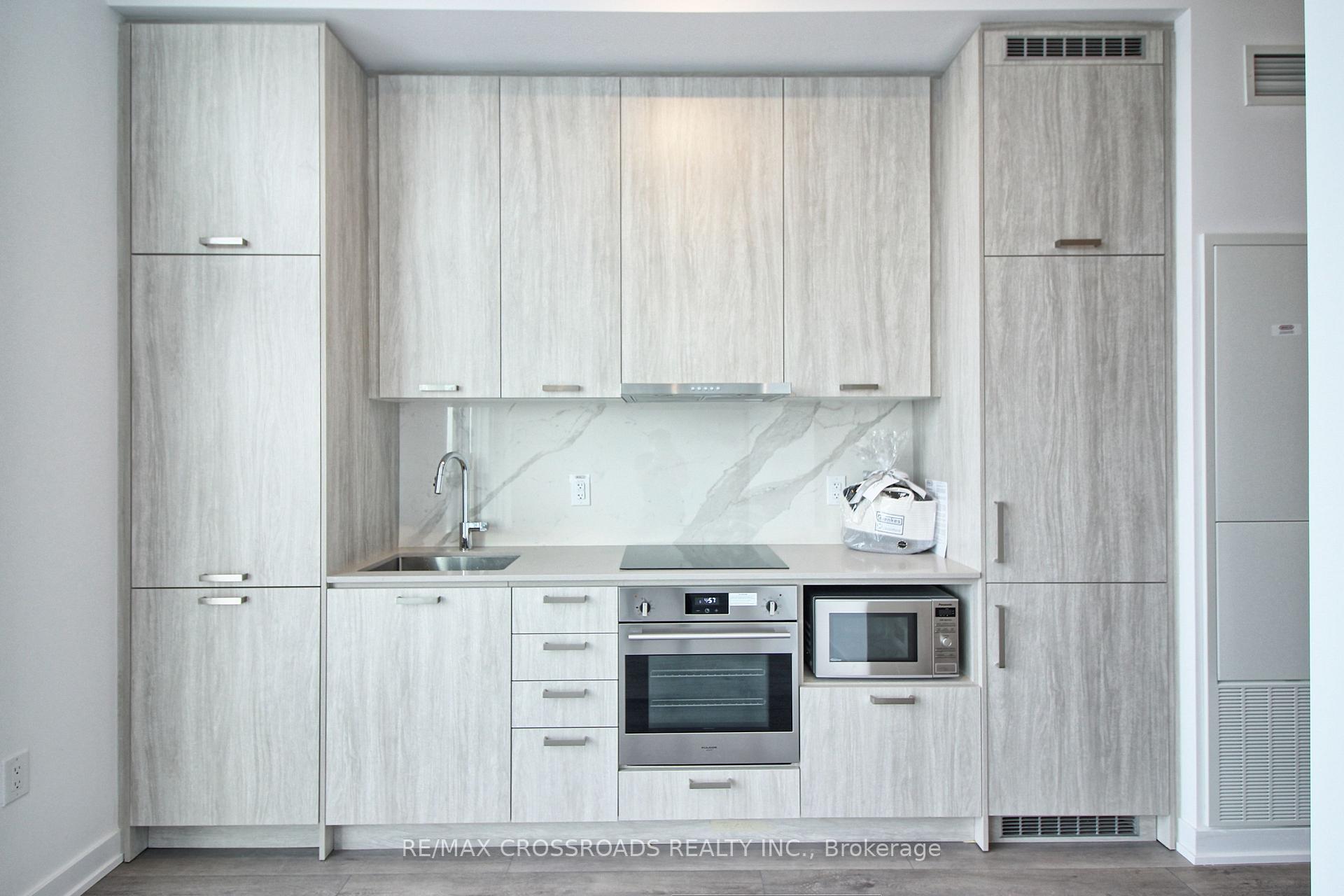 Photo 3 of Unit 2117, 38 Honeycrisp Crescent, Vaughan, Vaughan Corporate Centre — HOMEH