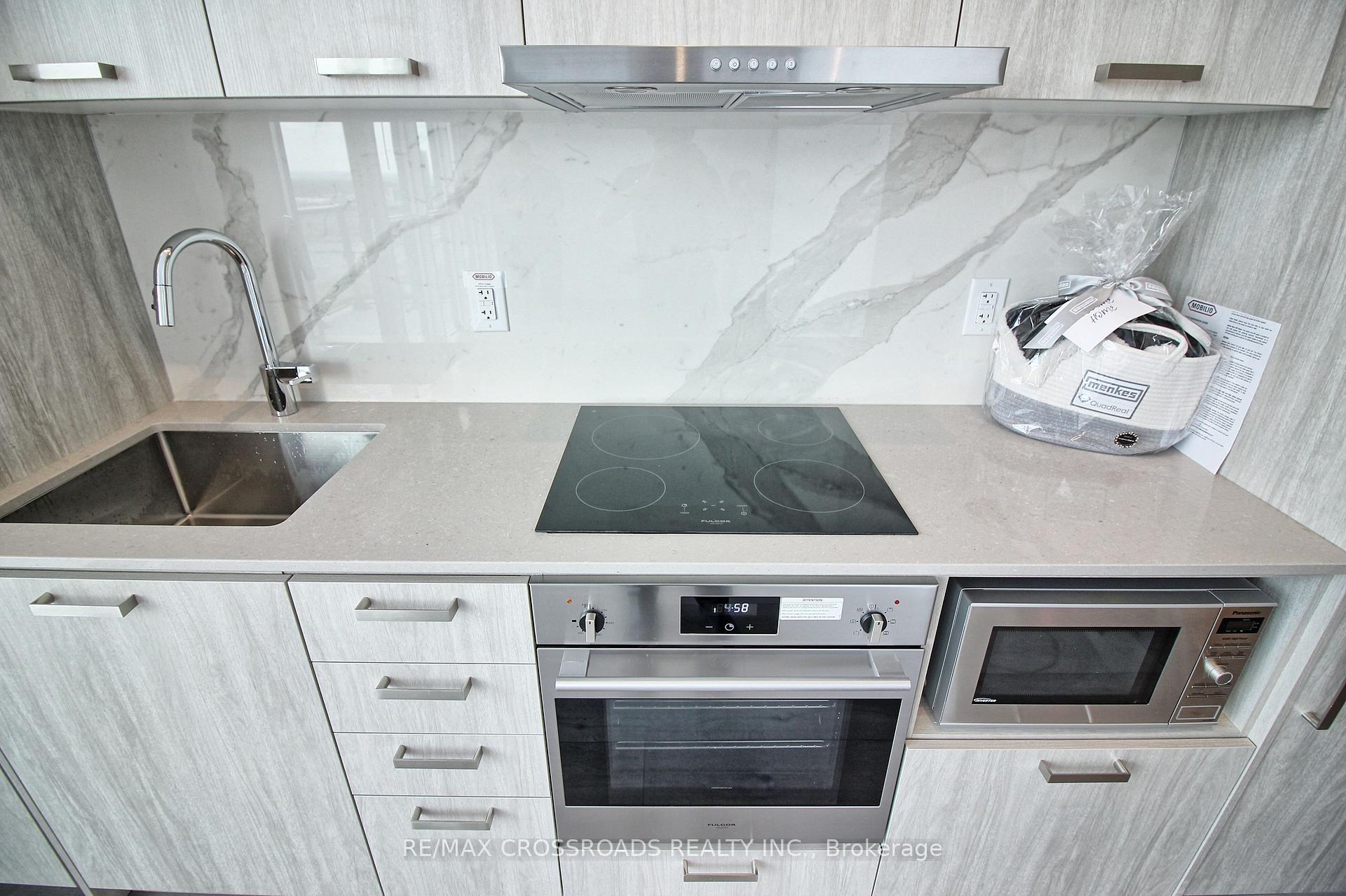 Photo 4 of Unit 2117, 38 Honeycrisp Crescent, Vaughan, Vaughan Corporate Centre — HOMEH