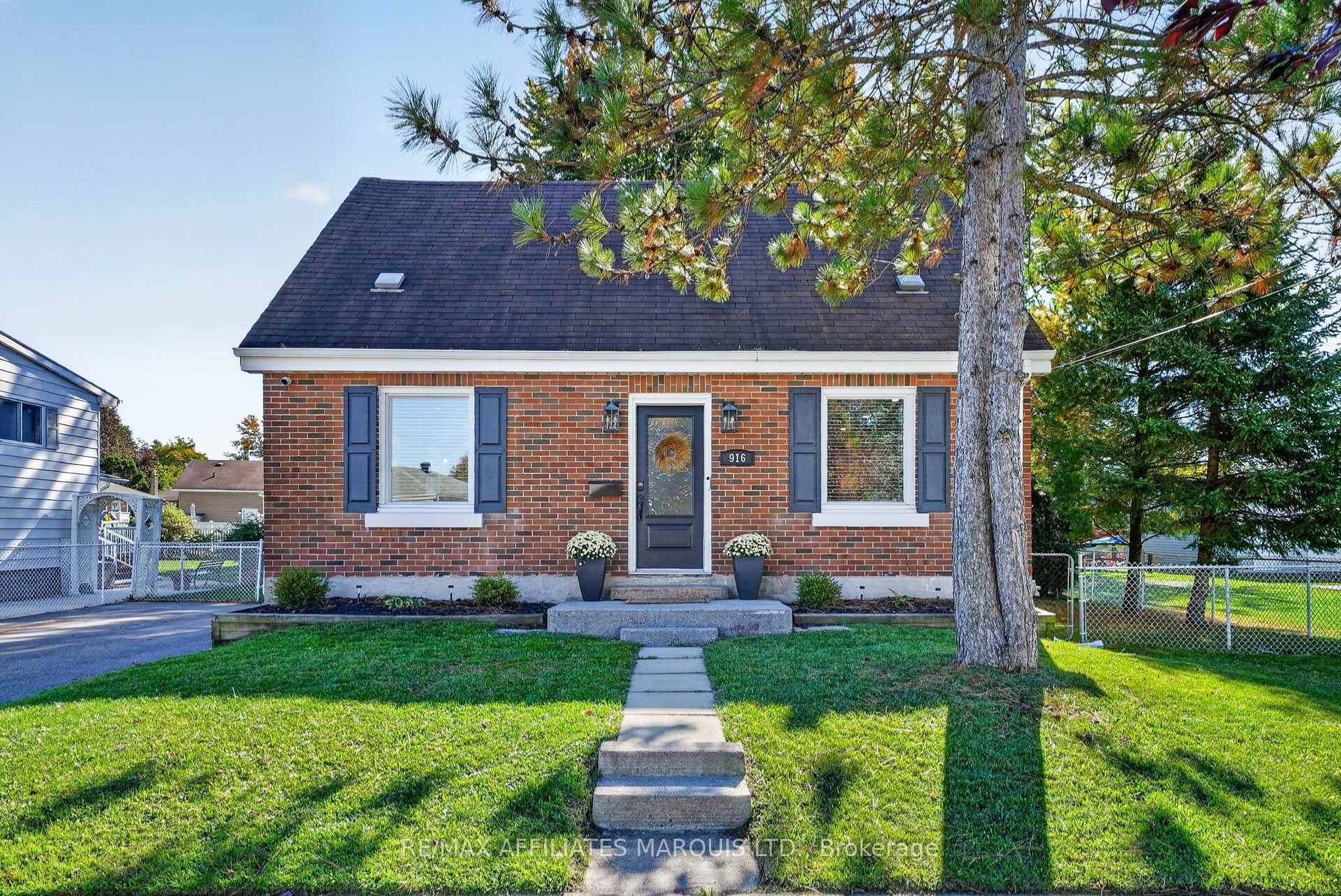 Photo 2 of 916 Leonard Avenue, Cornwall, Cornwall — HOMEH