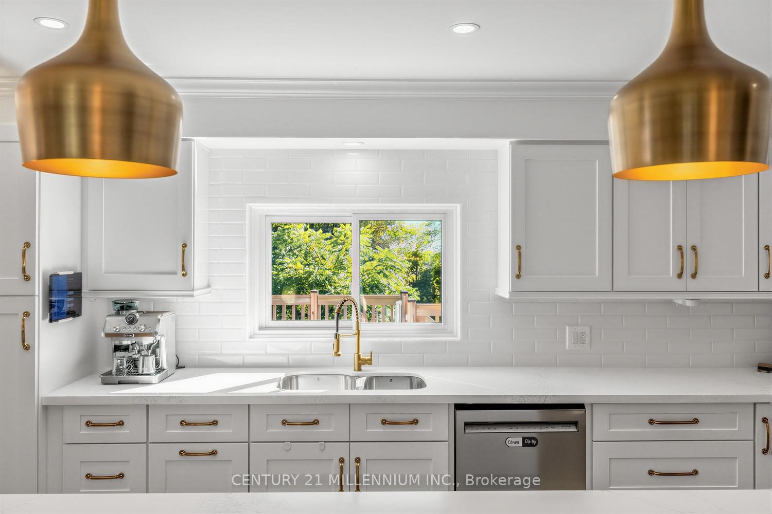 Photo 10 of 35 Cloverhill Crescent, Innisfil, Cookstown — HOMEH