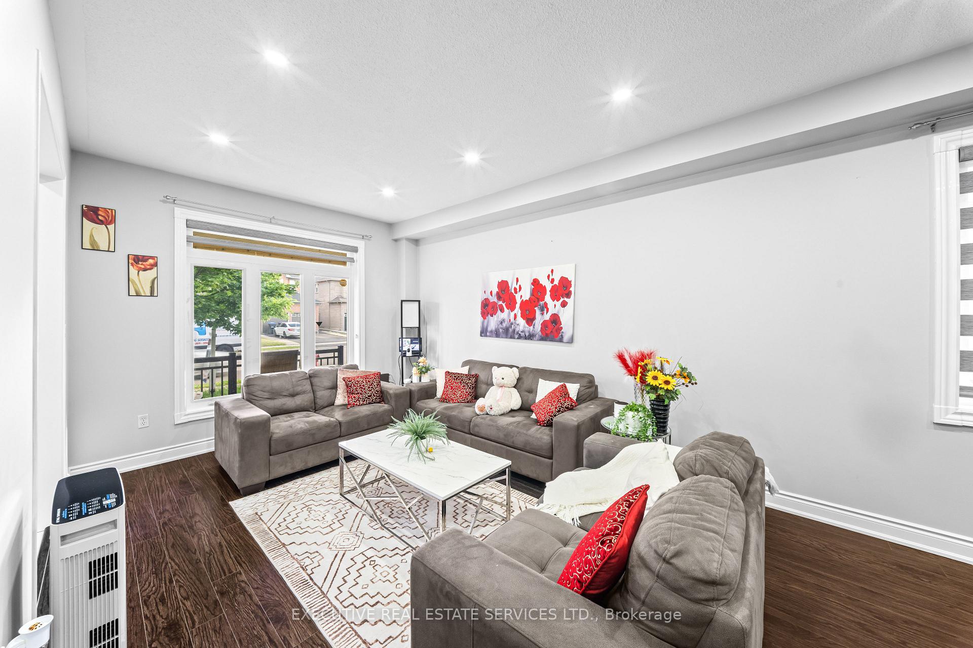 Photo 9 of 7 Chapparal Drive, Brampton, Sandringham-Wellington — HOMEH