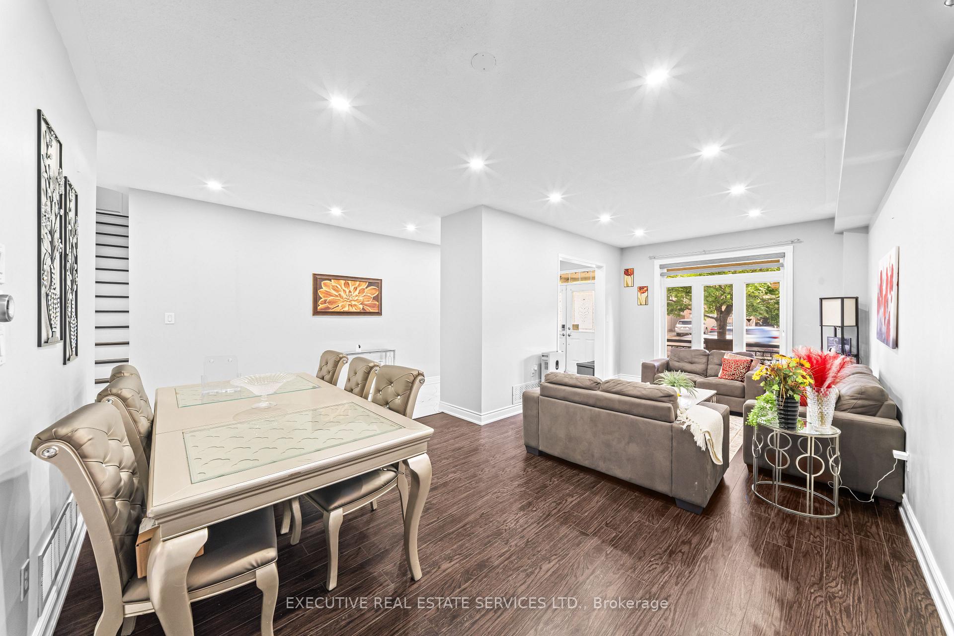 Photo 10 of 7 Chapparal Drive, Brampton, Sandringham-Wellington — HOMEH
