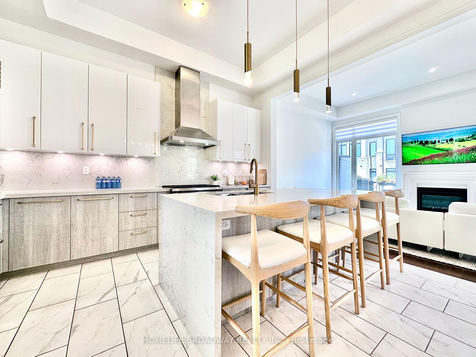 Photo 2 of 300 King Road, Richmond Hill, Oak Ridges — HOMEH
