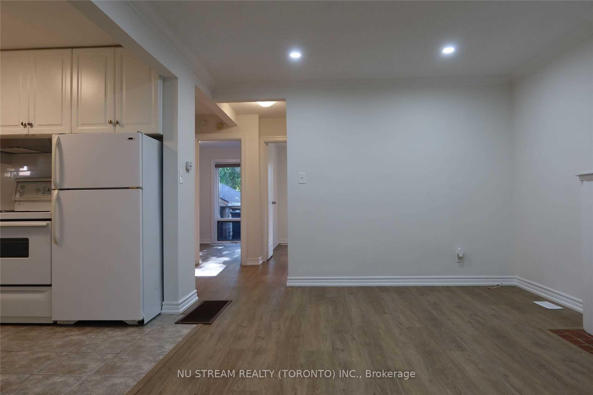 Photo 3 of 42 Glenavy Avenue, North York, Bridle Path-Sunnybrook-York Mills — HOMEH