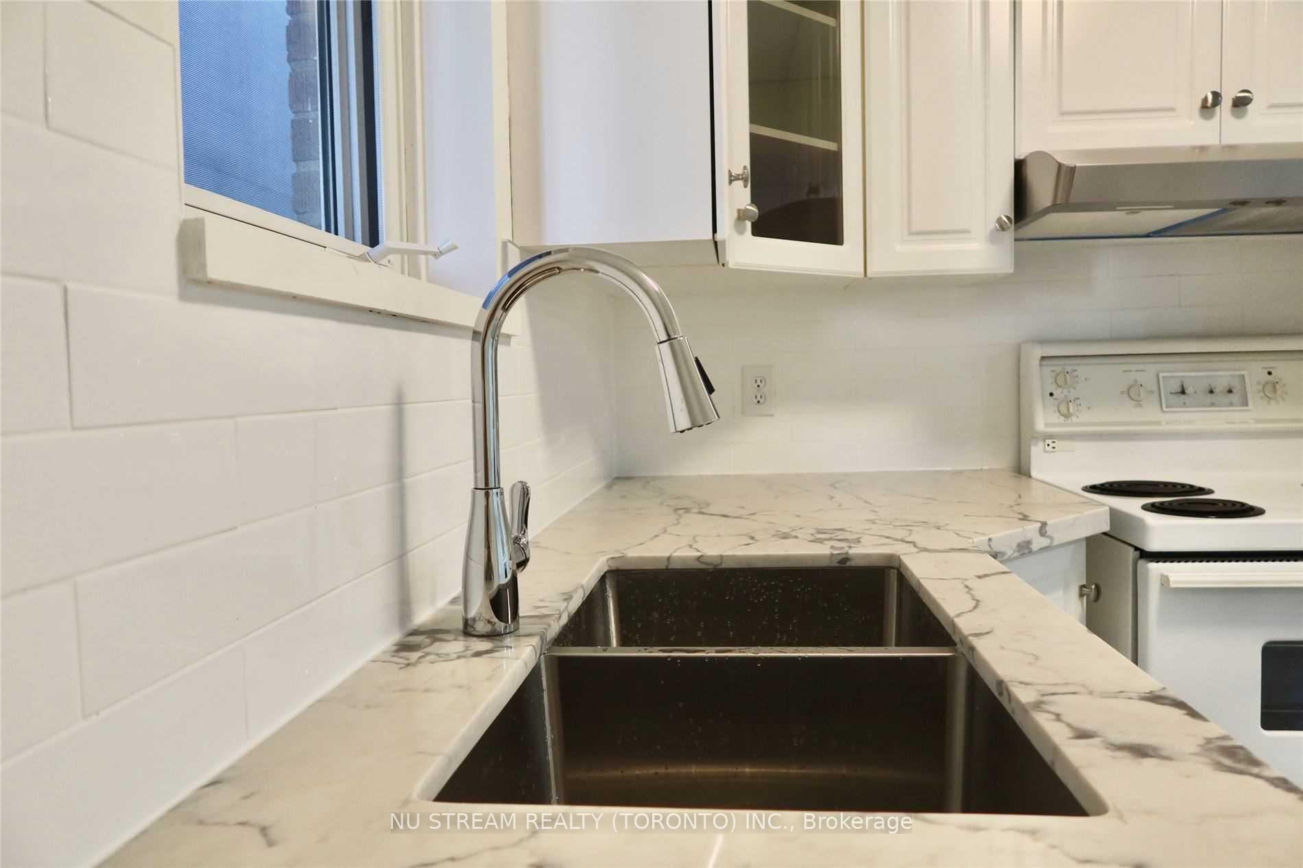 Photo 9 of 42 Glenavy Avenue, North York, Bridle Path-Sunnybrook-York Mills — HOMEH
