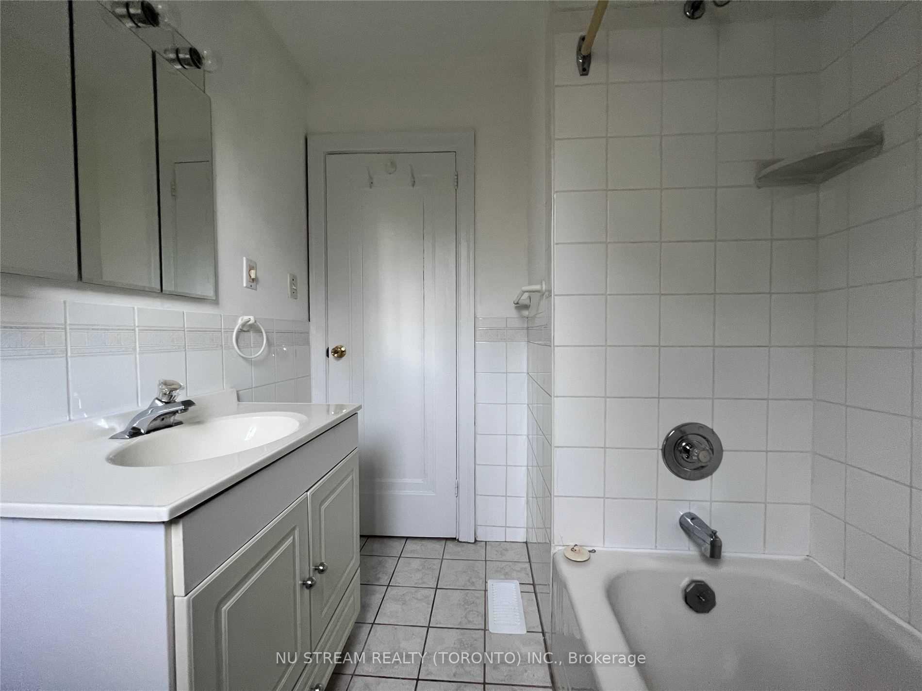 Photo 10 of 42 Glenavy Avenue, North York, Bridle Path-Sunnybrook-York Mills — HOMEH