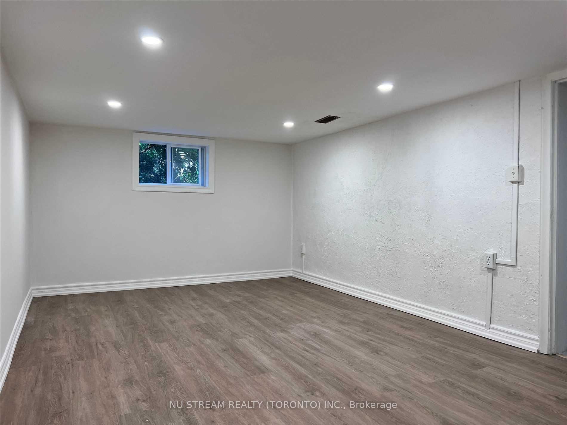 Photo 12 of 42 Glenavy Avenue, North York, Bridle Path-Sunnybrook-York Mills — HOMEH