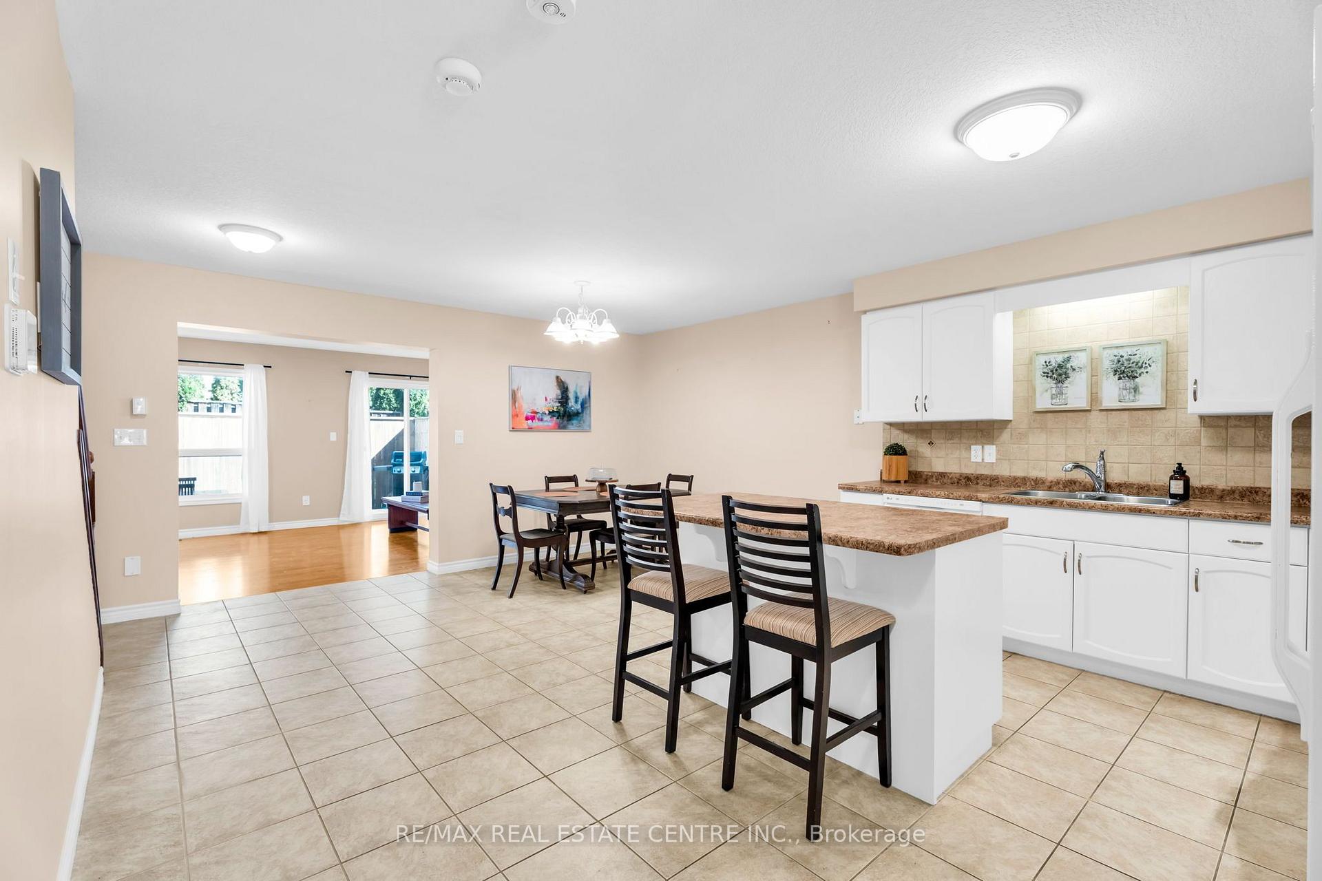 Photo 5 of Unit 11, 20 Shackleton Drive, Guelph, Grange Road — HOMEH