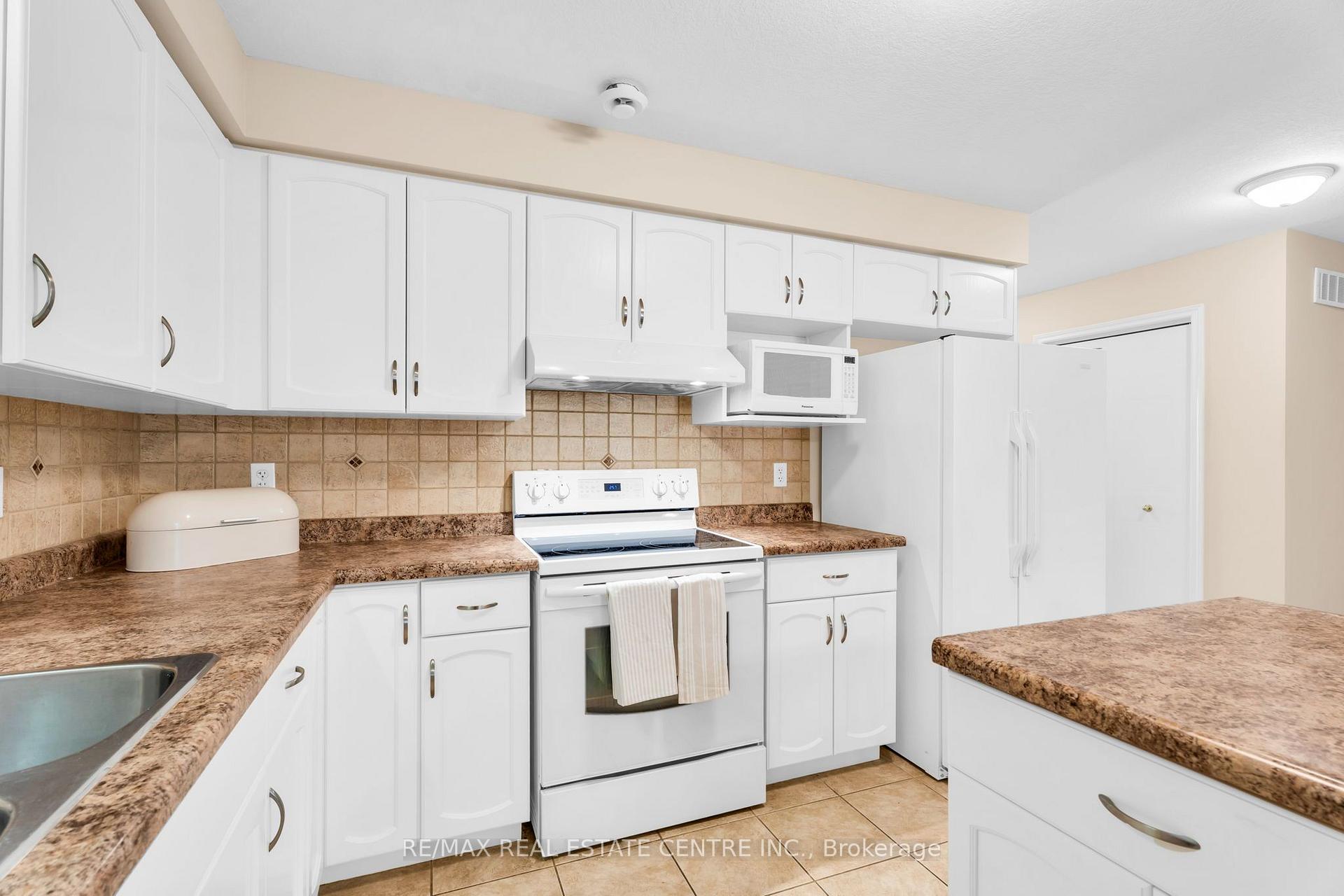 Photo 11 of Unit 11, 20 Shackleton Drive, Guelph, Grange Road — HOMEH