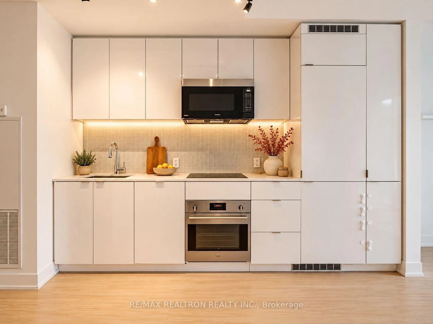 Photo 6 of Unit 513, 7 Grenville Street, Toronto, Bay Street Corridor — HOMEH