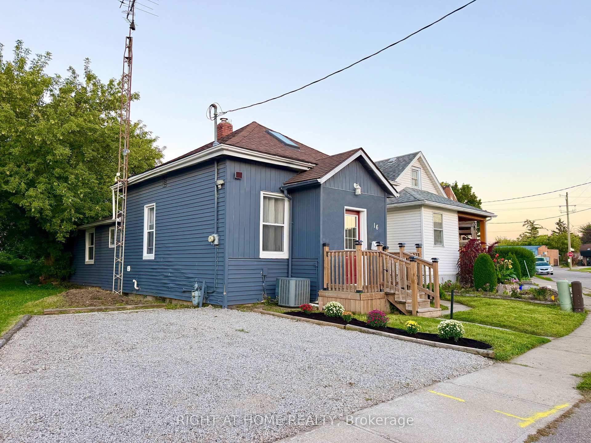 Photo 2 of 16 East Street, St. Catharines, E. Chester — HOMEH
