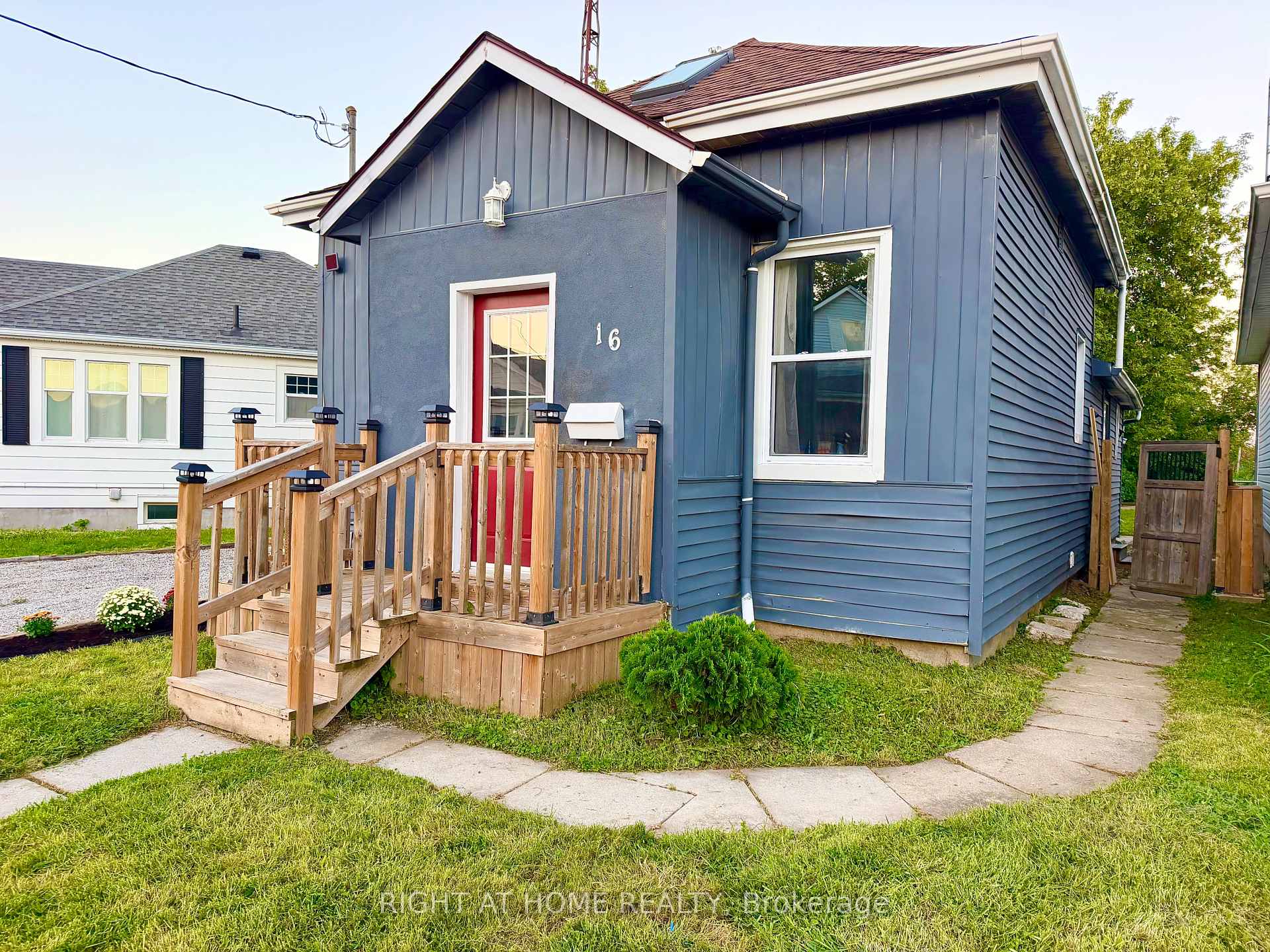 Photo 3 of 16 East Street, St. Catharines, E. Chester — HOMEH
