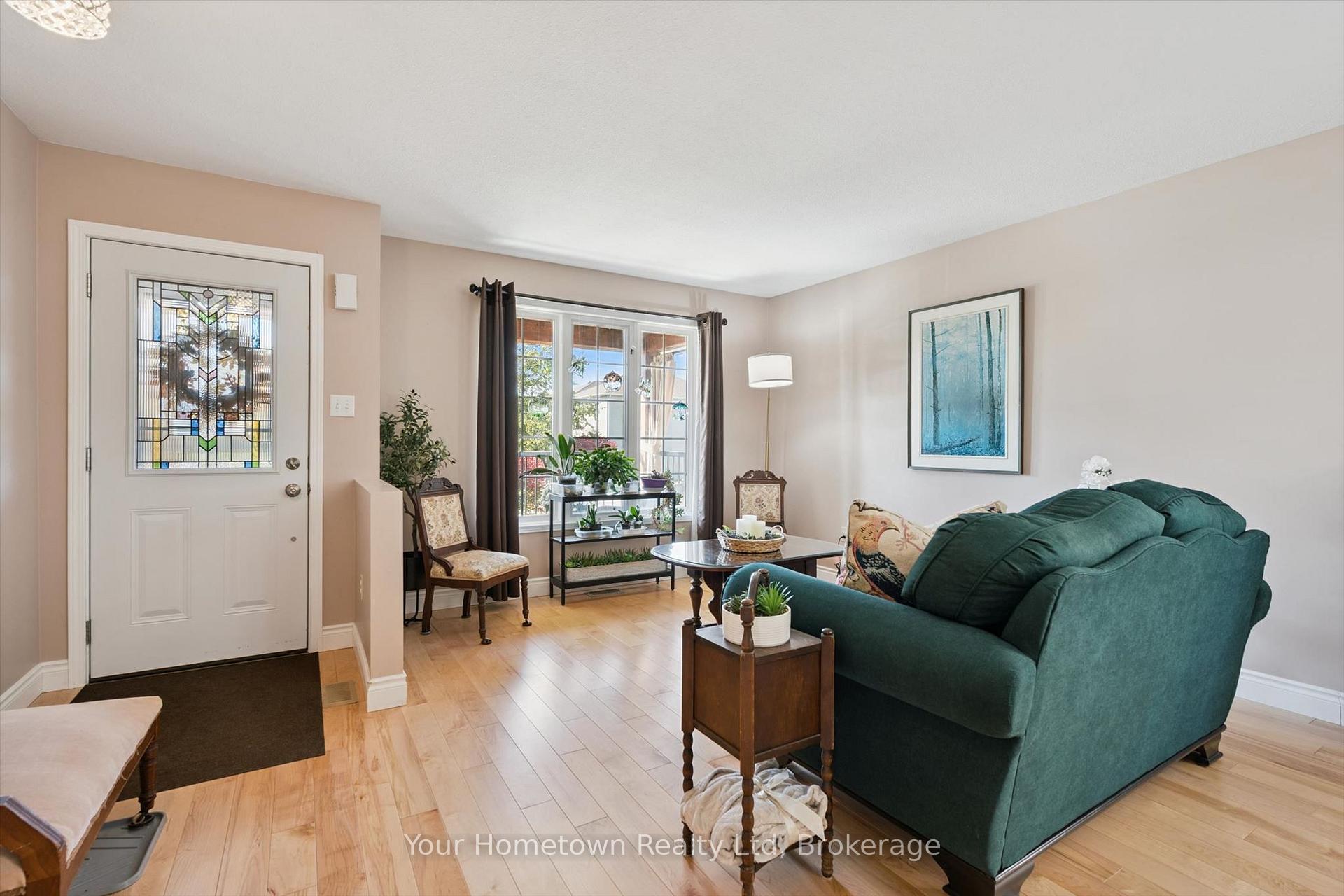 Photo 7 of 45 Peglar Crescent, Centre Wellington, Fergus — HOMEH